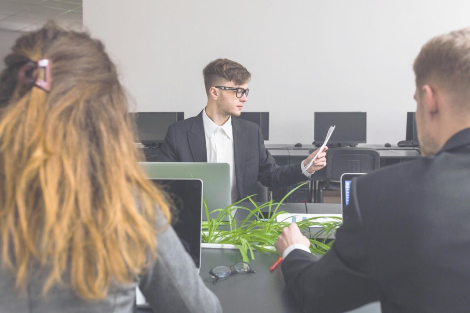Implementação de tecnologia verde no nosso escritório de consultoria financeira